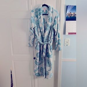 Secret Treasures robe plush, soft, women’s, blue and white flowered One size